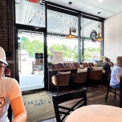 Cafe e Dolci - Outdoor seating seen from inside