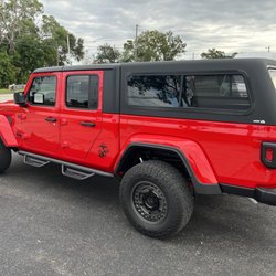 Arrow Toppers - '22 Jeep Gladiator with ARE CX Classic Topper in OTR finish to closely match.