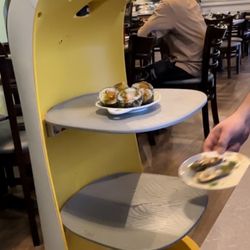 Sumo Sushi - Robot delivers new dishes and takes away your empty plates!