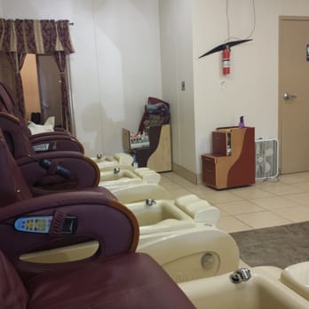 Club Nails - Pedicure room has plenty of room and the chairs are in great shape. - Nail Salons Near Me - Lexington, Kentucky