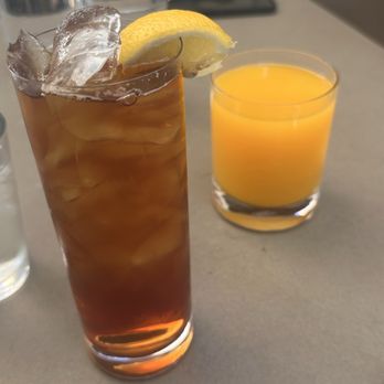 Cheeky's - Pretty glasses Unsweet tea and fresh squeezed orange juice - Breakfast & Brunch Near Me - Palm Springs, California
