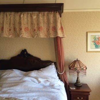 Cranleigh - The large and comfortable bed with the canopy-like decoration - Guest Houses Near Me - Bath, BAS