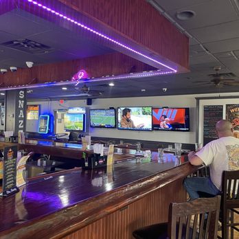 Snazzy's Hot Wings - Lots of tvs on all walls. - Sports Bars Near Me - Richmond Hill, Georgia
