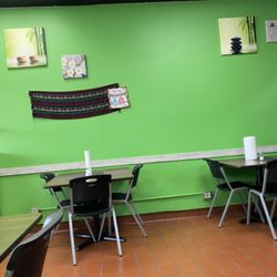 Juan y Yo Taco Grill - Table seating yourself