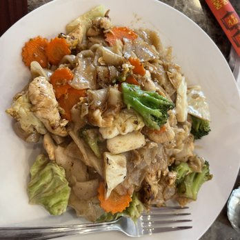 Stadium Thai - ST2. Phad See Ew (Chicken) - Thai Near Me - Tacoma, Washington Stadium Thai - ST2. Phad See Ew (Chicken) - Thai Near Me - Tacoma, Washington