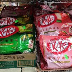 Nguyen Phat Oriental Store - Matcha and strawberry KitKats!