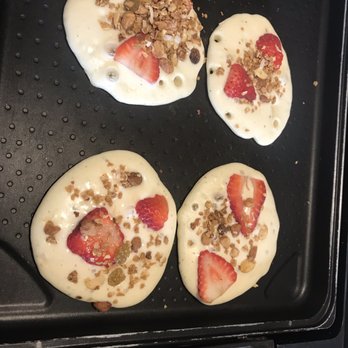 Slappy Cakes - Pancakes with strawberries and granola - Breakfast & Brunch Near Me - Lahaina, Hawaii Slappy Cakes - Pancakes with strawberries and granola - Breakfast & Brunch Near Me - Lahaina, Hawaii