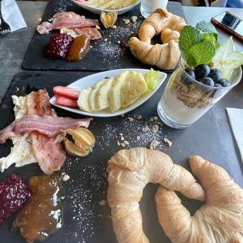 Wavecity - Kitchen & Bar - Wavecity Frühstück mit tropischen Früchten / Breakfast with tropical fruits - Pizza Near Me - Hamburg, HH Wavecity - Kitchen & Bar - Wavecity Frühstück mit tropischen Früchten / Breakfast with tropical fruits - Pizza Near Me - Hamburg, HH