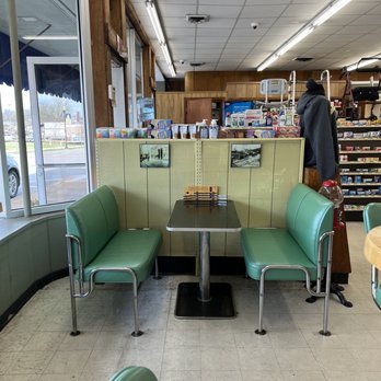Southside Drug - Seating inside the restaurant - Drugstores Near Me - Springfield, Tennessee