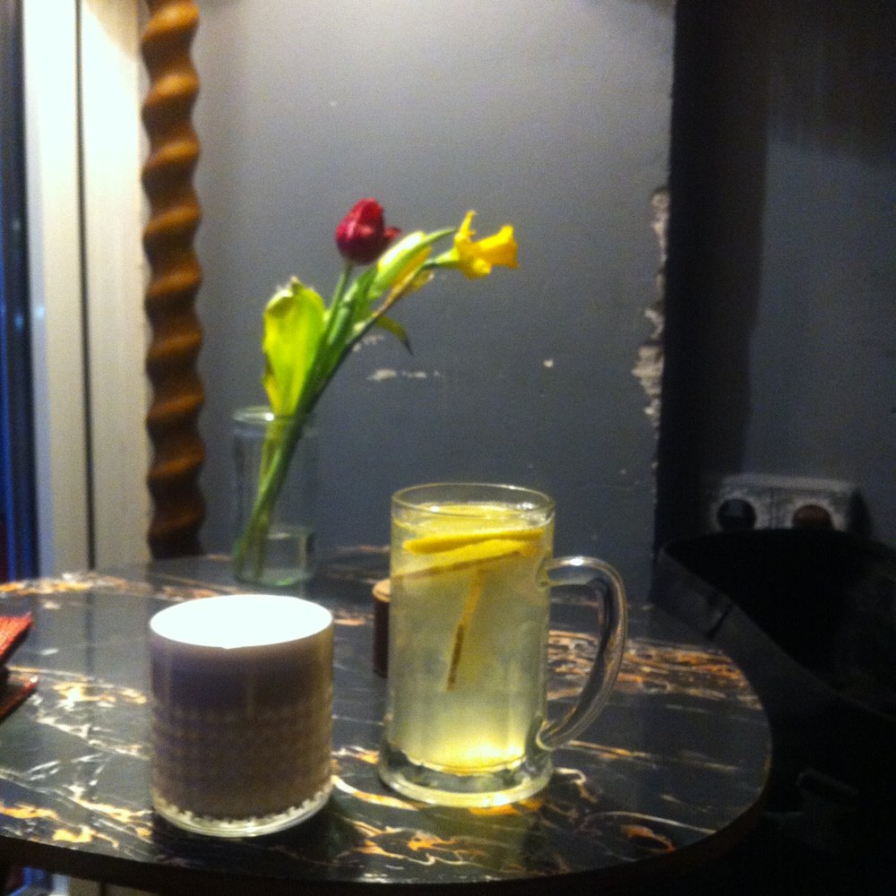 Tirrée - Chai Latte and Hot Lemon with Ginger in front of fresh flowers. - Cafes Near Me - Berlin, BE Tirrée - Chai Latte and Hot Lemon with Ginger in front of fresh flowers. - Cafes Near Me - Berlin, BE
