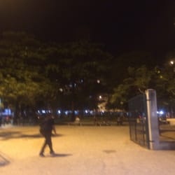 Vista noturna da praça