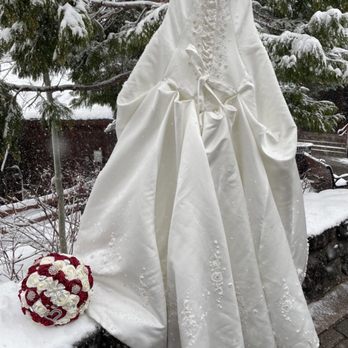 WEAVE Thrift - The perfect wedding dress with hooks for the train. - Used, Vintage & Consignment Near Me - Sacramento, California