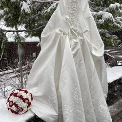WEAVE Thrift - The perfect wedding dress with hooks for the train.