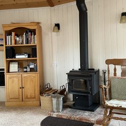 Windsong Cottage Guest Yurt - Living room
