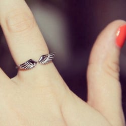 Agatha - La bague de la collection hiver 2013 "Swan lake"