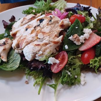 Bridgewater Bistro - Bistro Salad w/ Grilled Chicken Breast - New American Near Me - Astoria, Oregon Bridgewater Bistro - Bistro Salad w/ Grilled Chicken Breast - New American Near Me - Astoria, Oregon