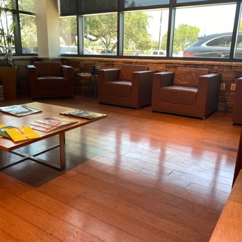 Land Rover San Antonio - Very worn waiting room chairs - Car Dealers Near Me - San Antonio, Texas