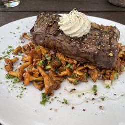 Farmer Steakhouse - Dry Age Rumpsteak mit Pfifferlingen