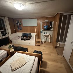 Horner Pub - Room with shower that needed some maintenance. But overall good stay.