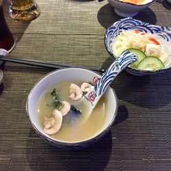 Kingyo Red - La soupe et la salade servies avec le menu