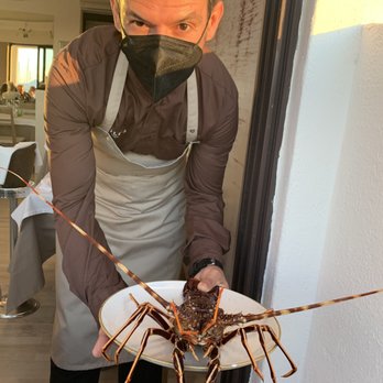 Ristorante Nautilus Alghero - Gracious staff showing lobster - before. - Seafood Near Me - Alghero, SS