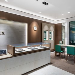 Nothing beats experiencing first-hand the meticulous details, the balanced weight, the comfort and simply the feel of a Rolex watch.