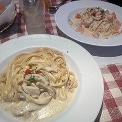 Giuseppis - Fettuccini Alfredo con pollo y fettuccini Alfredo con camarón