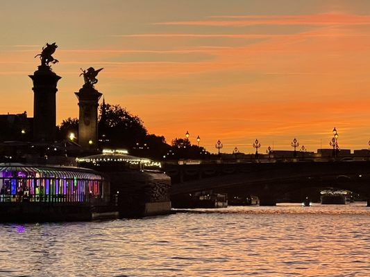 Bateaux-Mouches by null