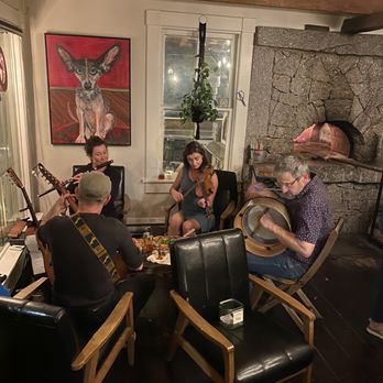 Kitch'inn - Live music on a Thursday. - Bed & Breakfast Near Me - Mahone Bay, Nova Scotia Kitch'inn - Live music on a Thursday. - Bed & Breakfast Near Me - Mahone Bay, Nova Scotia