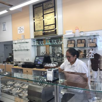 Heladería Colón - Helpful employee - Ice Cream & Frozen Yogurt Near Me - Corunna, C