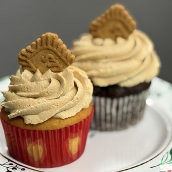 Christmas Cafe - Chocolate and vanilla cupcakes filled with caramel and topped with biscoff frosting. - Cafes Near Me - Inverness, Florida Christmas Cafe - Chocolate and vanilla cupcakes filled with caramel and topped with biscoff frosting. - Cafes Near Me - Inverness, Florida
