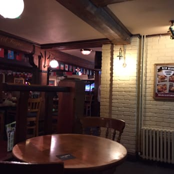 Seven Red Roses - Pubs Near Me - Reading, RDG Seven Red Roses - Pubs Near Me - Reading, RDG