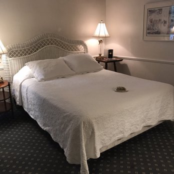 Bay View Inn - Cookie in bed every morning - Hotels Near Me - Petoskey, Michigan Bay View Inn - Cookie in bed every morning - Hotels Near Me - Petoskey, Michigan