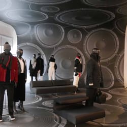 R Too Worldwide - R Too Worldwide Retail Displays/Retail Environment Designing
