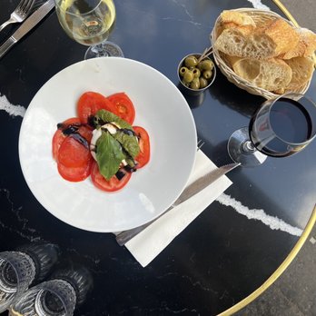 Café de la Régence - Tomato burrata with pesto starter - French Near Me - Paris, 75 Café de la Régence - Tomato burrata with pesto starter - French Near Me - Paris, 75