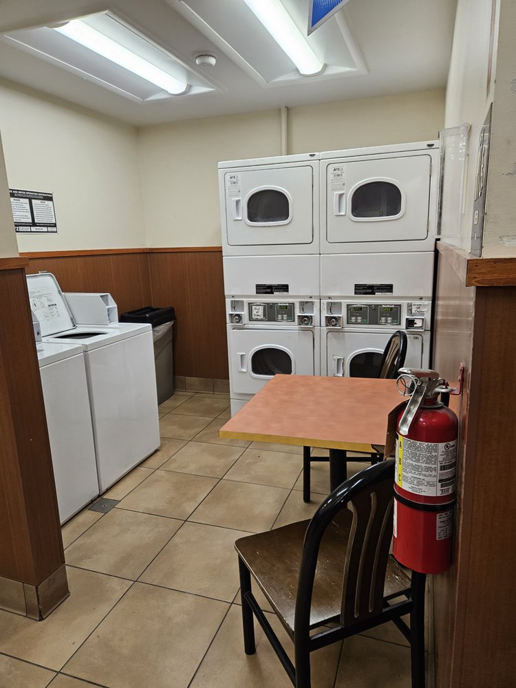 PILOT TRAVEL CENTER Updated June 2024 22 Photos 1100 E Willow St