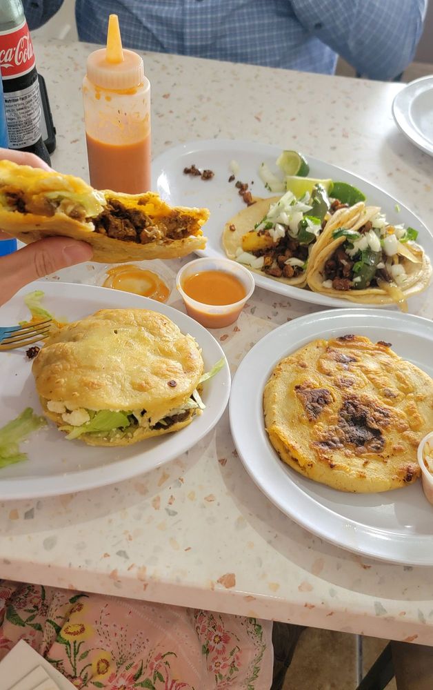 Tacos Y Pupusas