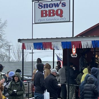 Snow's BBQ - Saturday morning line - Barbeque Near Me - Lexington, Texas