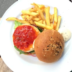 Lungi - Vuohenjuustoburgeri chilihillokkeella ja ranskikset!