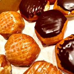Suzy-Jo Donuts - Crème Filled Glazed and Chocolate Covered Donuts