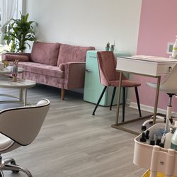 Ivy Lounge Nail Spa - Waiting area and nail table