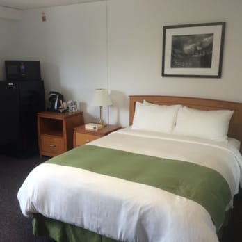 Navy Gateway Inn & Suites - Queen bed with down comforter. - Hotels Near Me - Bremerton, Washington Navy Gateway Inn & Suites - Queen bed with down comforter. - Hotels Near Me - Bremerton, Washington
