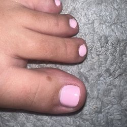 Manhattan Nails Salon - Uneven paint job