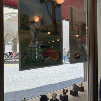 Cafe Chapeau - Looking out - Cafes Near Me - Luzern, LU