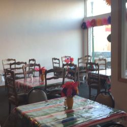 Tacos Azteca - Front window dining