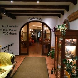 Dillinger Hof - Eingangs erreichen mit Feuerzeugsammlung
