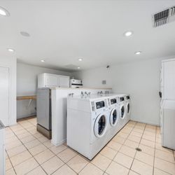 Sacramento River RV Park - Laundry