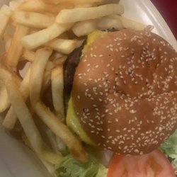 Elba - Hamburguesa con papas fritas y ensalada.