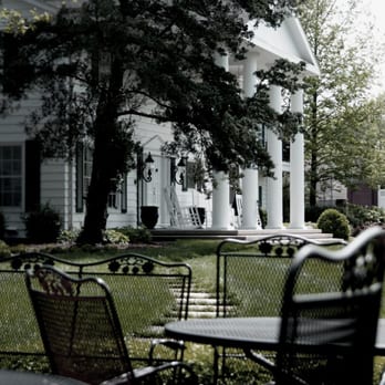 Pine Manor Estate - Fireplace & Grounds - Bed & Breakfast Near Me - Carbondale, Illinois