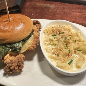 Houlihan's - Bars Near Me - Secaucus, New Jersey